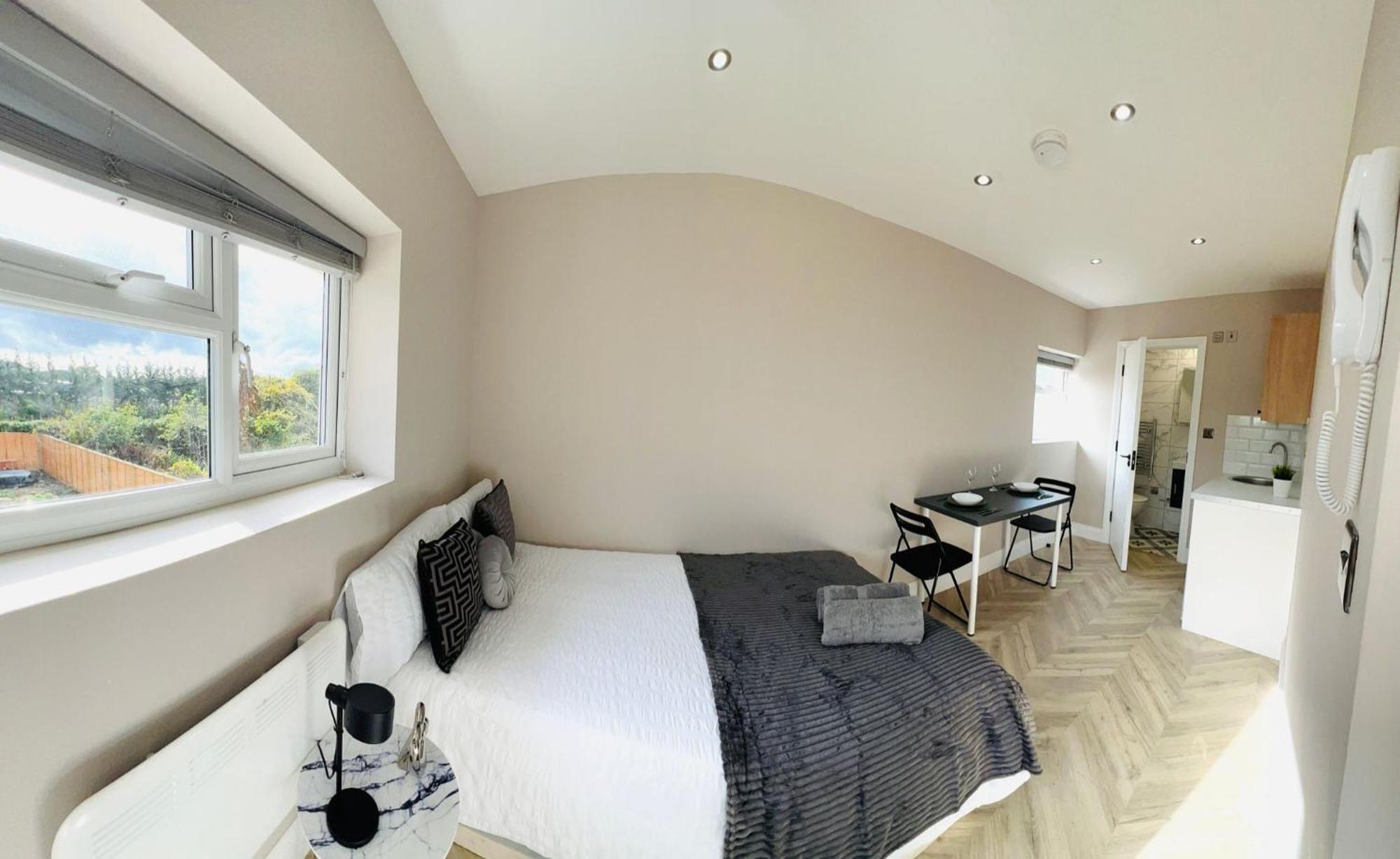 London Heathrow Airport Only 5 Mins To Airport *