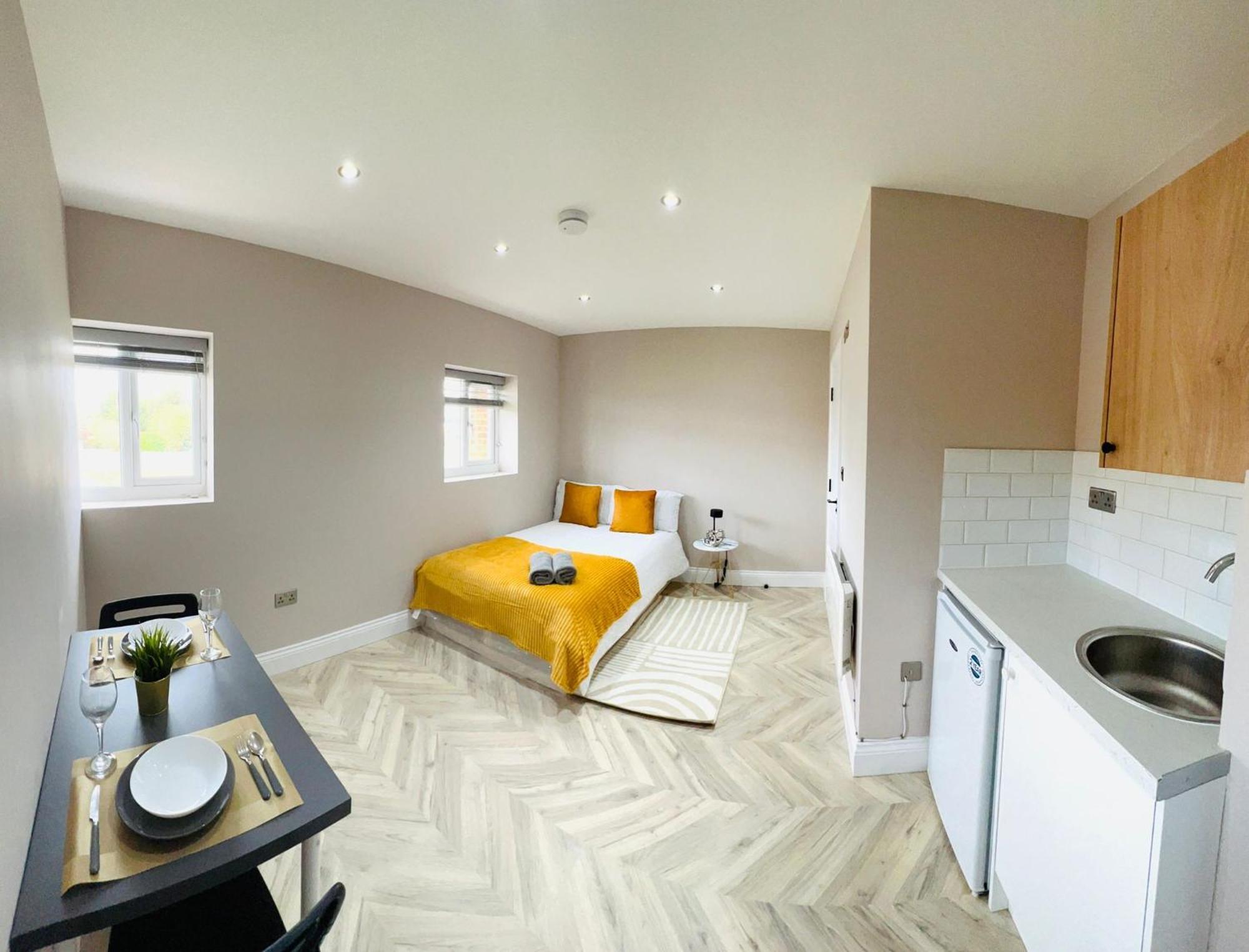 London Heathrow Airport Only 5 Mins To Airport Guest house *