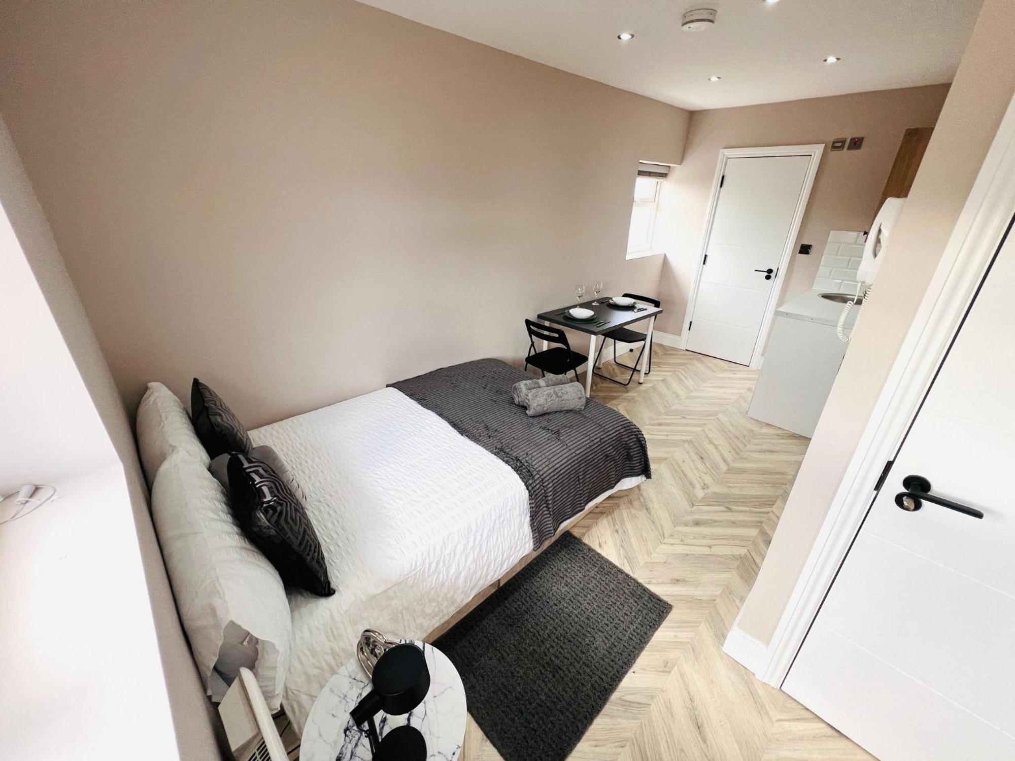 London Heathrow Airport Only 5 Mins To Airport Guest house *