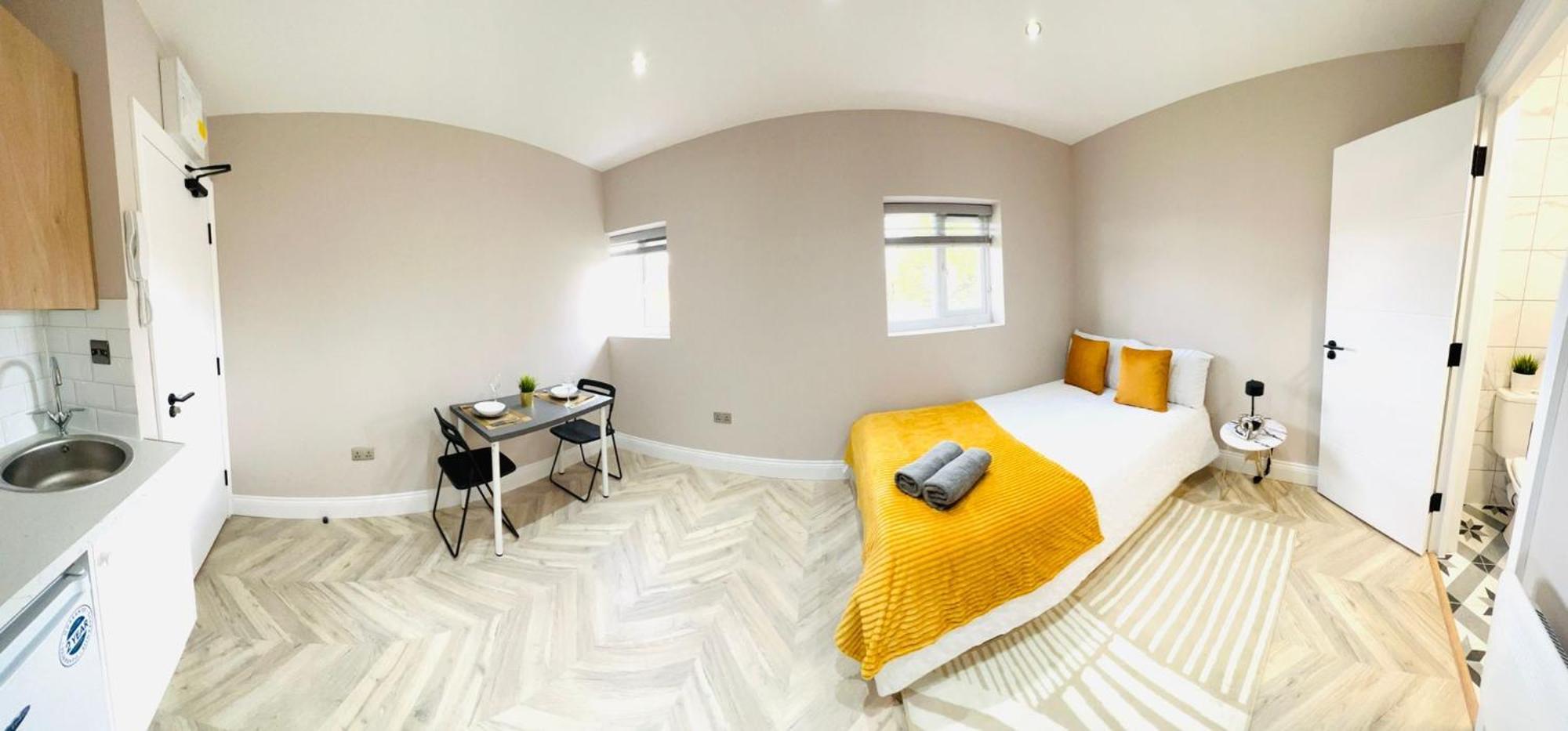 Guest house London Heathrow Airport Only 5 Mins To Airport