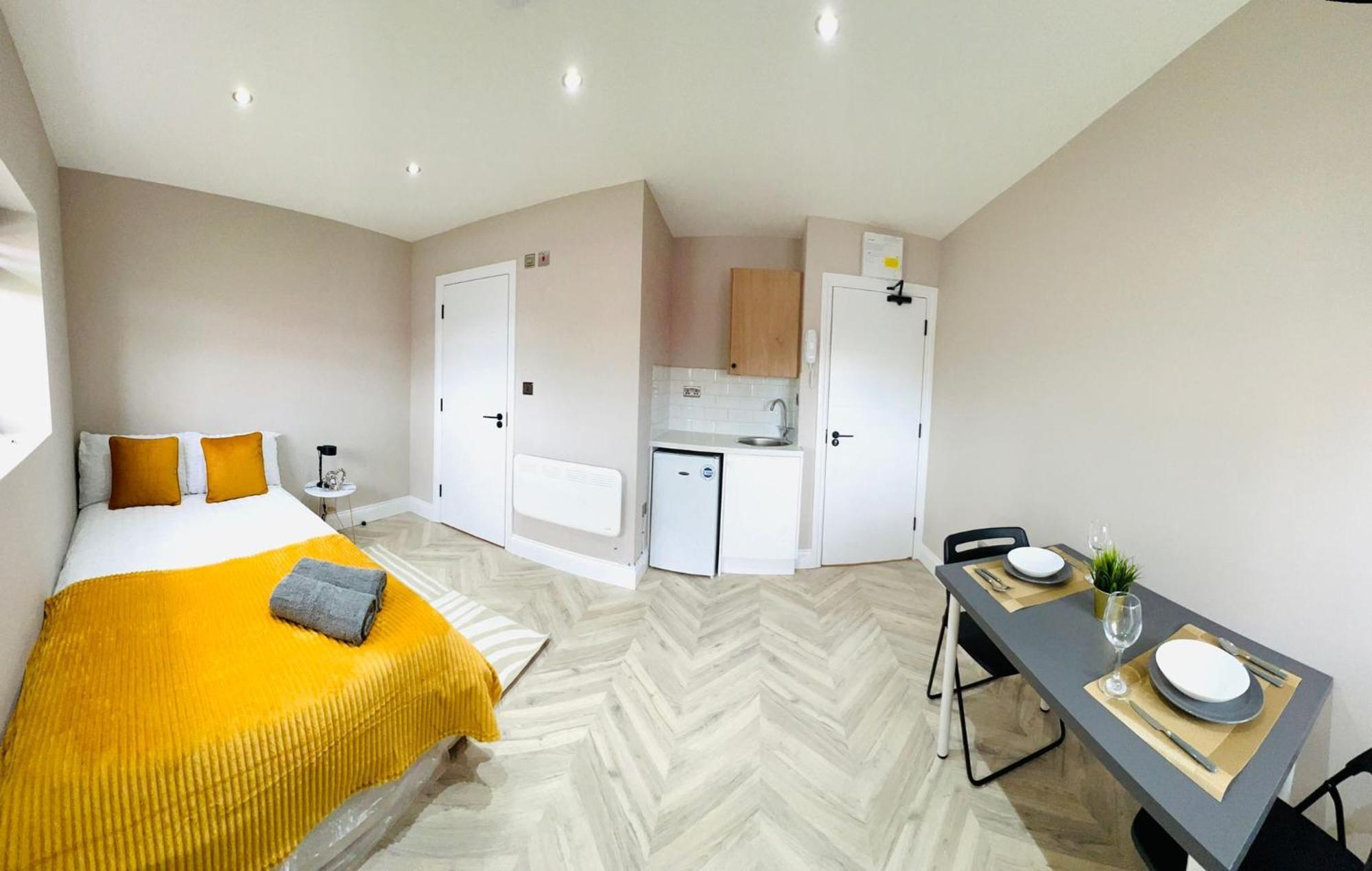 Guest house London Heathrow Airport Only 5 Mins To Airport *