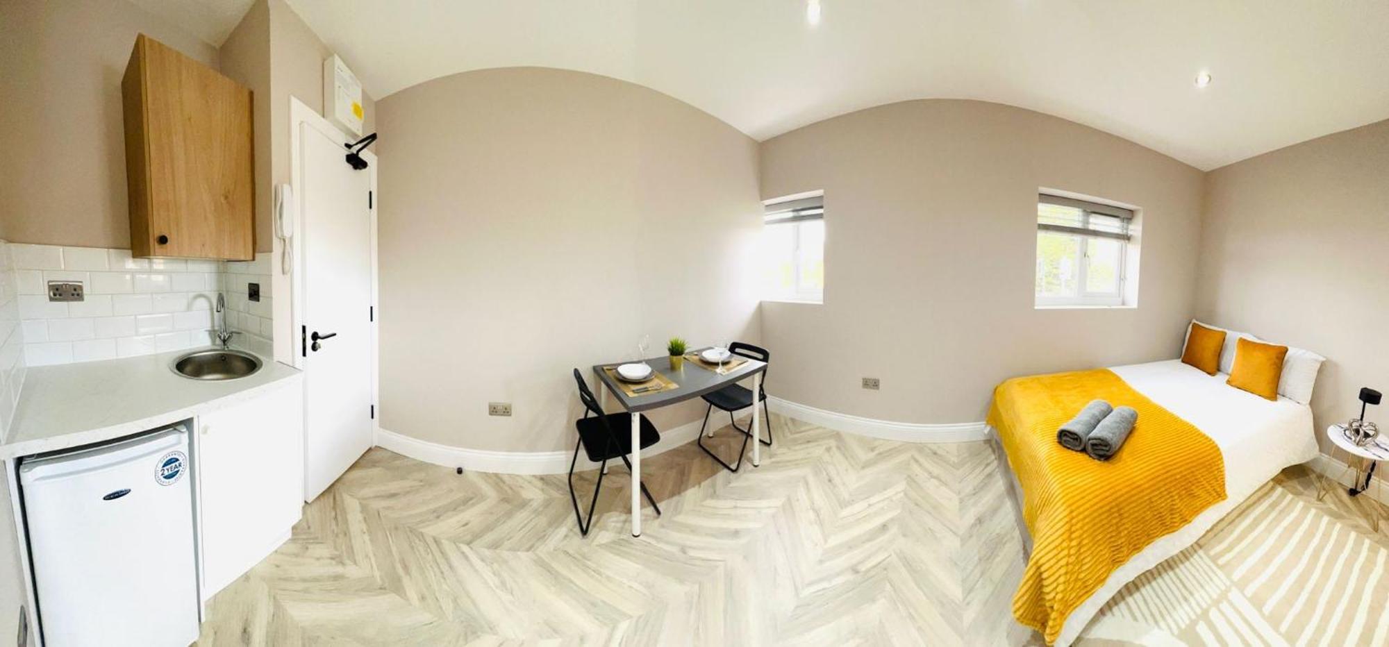 Guest house London Heathrow Airport Only 5 Mins To Airport *