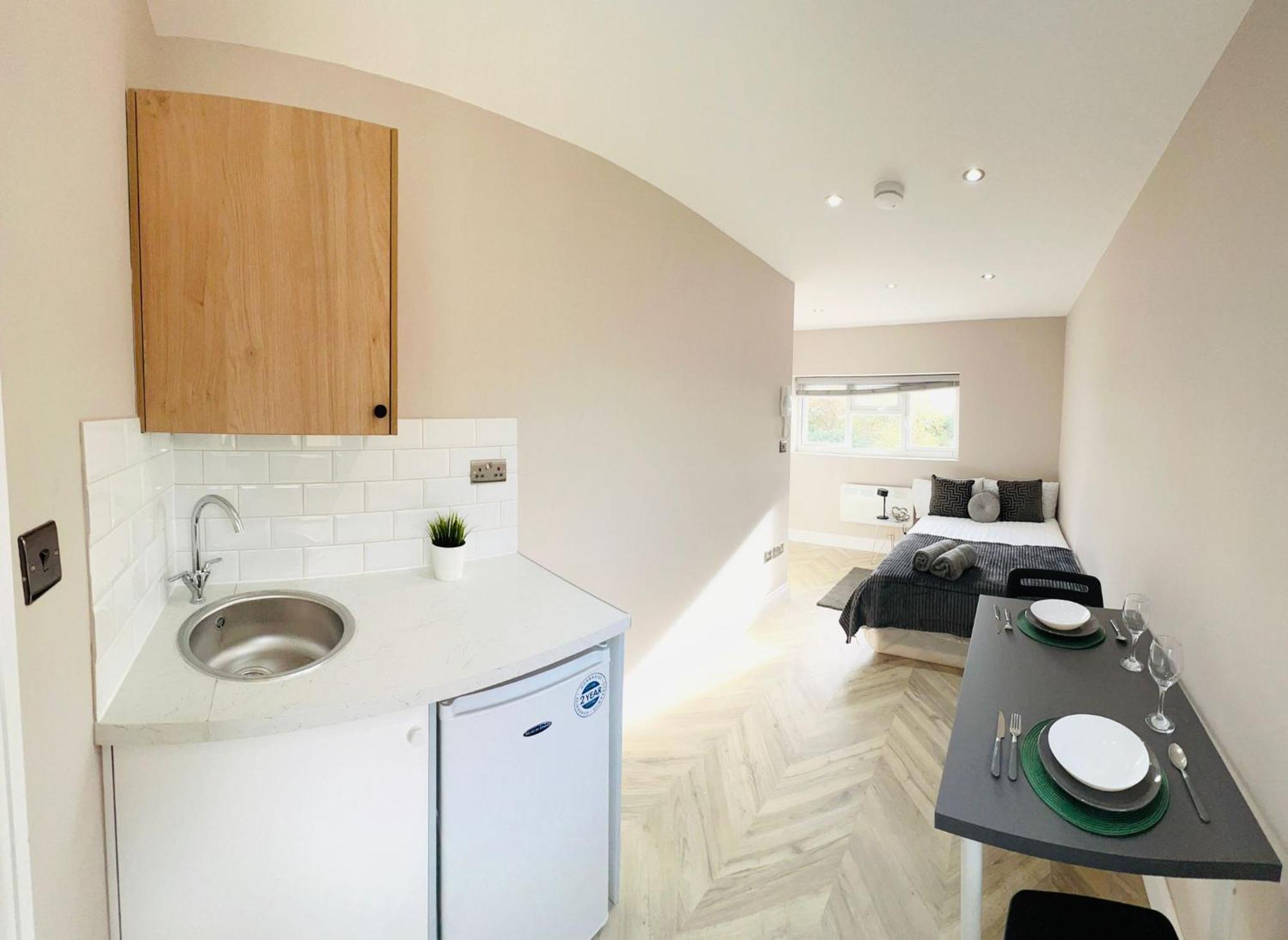 Guest house London Heathrow Airport Only 5 Mins To Airport *