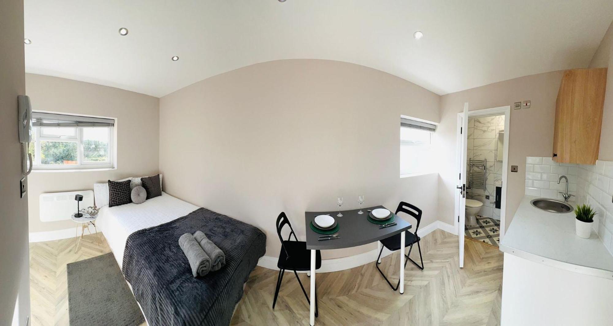 Guest house London Heathrow Airport Only 5 Mins To Airport *