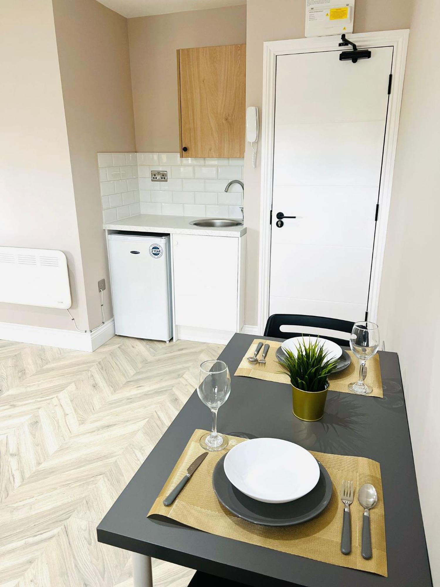 London Heathrow Airport Only 5 Mins To Airport West Drayton (Middlesex)