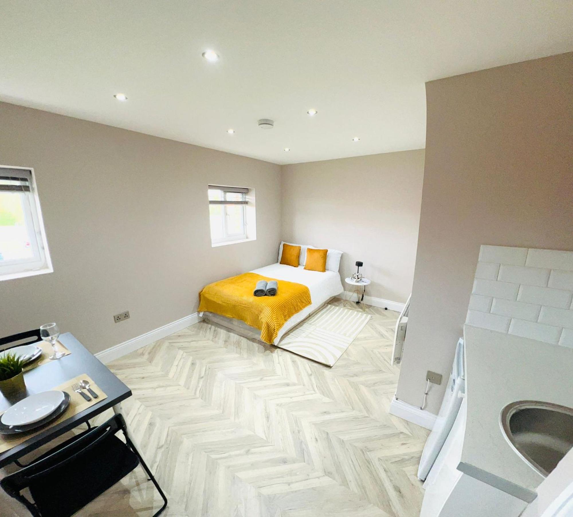 London Heathrow Airport Only 5 Mins To Airport Guest house